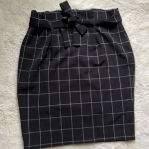 14 Liz Claboirn Windowpane plaid skirt black and white